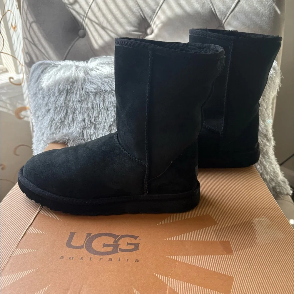 Women's Ugg Black Suede Boots - Picture 1 of 8